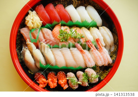 豪華な握り寿司盛り合わせを真上から撮影した和食 豪華な握り寿司盛り合わせを真上から撮影した和食 141313538