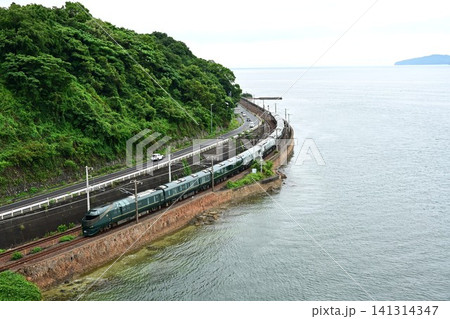 山陽本線　瀬戸内海岸線を通過　TWILIGHT EXPRESS 瑞風　大畠大橋からの俯瞰 141314347