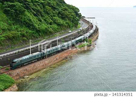 山陽本線 瀬戸内海岸線を通過 TWILIGHT EXPRESS 瑞風 大畠大橋からの俯瞰 山陽本線 瀬戸内海岸線を通過 TWILIGHT EXPRESS 瑞風 大畠大橋からの俯瞰 141314351