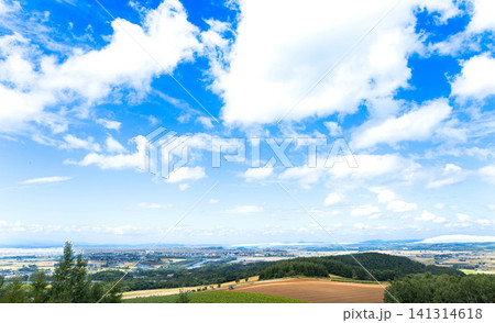 秋の日の北海道深川市にある戸外炉峠から見た深川市内の風景 秋の日の北海道深川市にある戸外炉峠から見た深川市内の風景 141314618