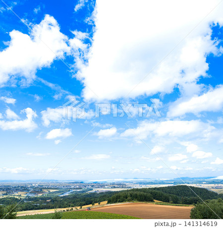 秋の日の北海道深川市にある戸外炉峠から見た深川市内の風景 秋の日の北海道深川市にある戸外炉峠から見た深川市内の風景 141314619