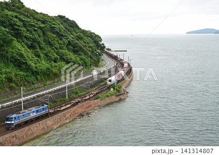 山陽本線 瀬戸内海岸線を通過する貨物列車 大畠大橋からの俯瞰 山陽本線 瀬戸内海岸線を通過する貨物列車 大畠大橋からの俯瞰 141314807