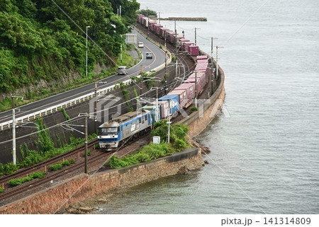 山陽本線 瀬戸内海岸線を通過する貨物列車 大畠大橋からの俯瞰 山陽本線 瀬戸内海岸線を通過する貨物列車 大畠大橋からの俯瞰 141314809