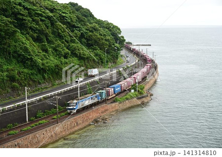 山陽本線　瀬戸内海岸線を通過する貨物列車　大畠大橋からの俯瞰 141314810