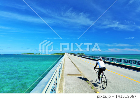 沖縄　池間大橋からの青空と海　自転車が行く 141315067