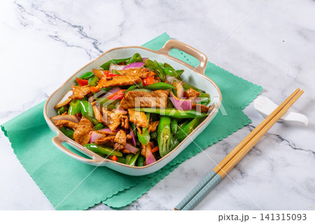 stir-fried tender pork slices with green chili peppers and red onions 141315093