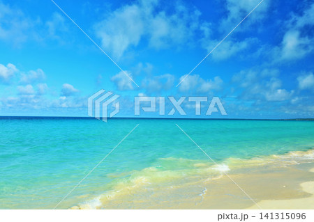 沖縄 宮古島 与那覇前浜の青空と海 沖縄 宮古島 与那覇前浜の青空と海 141315096