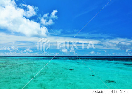 沖縄 宮古島 夏の青空と海 沖縄 宮古島 夏の青空と海 141315103