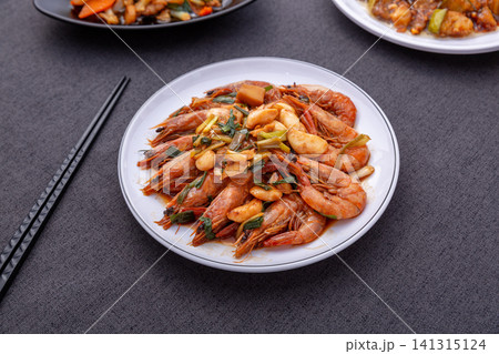 cooked whole prawns seasoned with garlic cloves and scallions, Chinese seafood cooked whole prawns seasoned with garlic cloves and scallions, Chinese seafood 141315124