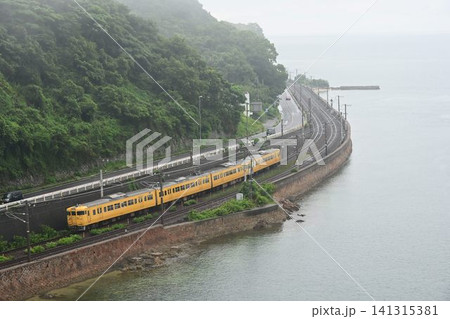 山陽本線 瀬戸内海岸線を通過する115系電車 大畠大橋からの俯瞰 山陽本線 瀬戸内海岸線を通過する115系電車 大畠大橋からの俯瞰 141315381