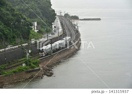 山陽本線 瀬戸内海岸線を通過する1新型車両227系 大畠大橋からの俯瞰 山陽本線 瀬戸内海岸線を通過する1新型車両227系 大畠大橋からの俯瞰 141315937