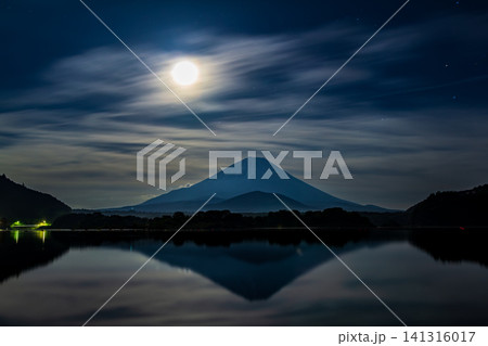 6月の精進湖から月光に照らされた富士山 6月の精進湖から月光に照らされた富士山 141316017