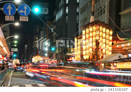 祇園祭宵々山前夜の山鉾と車の光跡 141316107