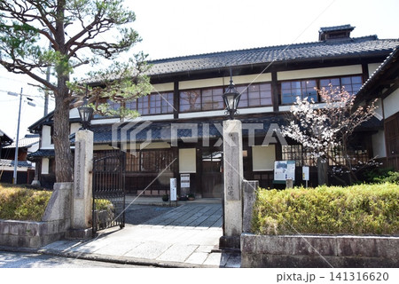 滋賀県近江八幡市 旧伴家住宅と新緑 滋賀県近江八幡市 旧伴家住宅と新緑 141316620