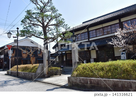 滋賀県近江八幡市 旧伴家住宅と新緑 滋賀県近江八幡市 旧伴家住宅と新緑 141316621