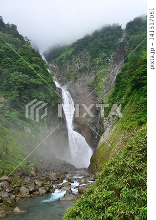 富山県立山町 落差350mの日本一の落差を誇る大瀑布称名滝 富山県立山町 落差350mの日本一の落差を誇る大瀑布称名滝 141317081