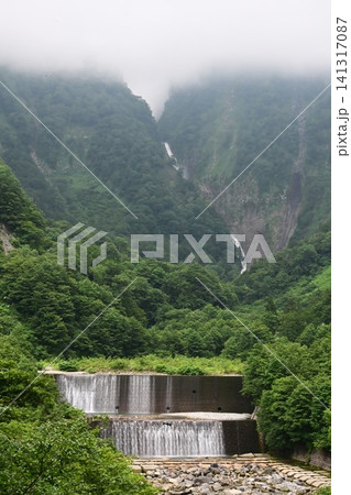 富山県立山町 落差350mの日本一の落差を誇る大瀑布称名滝 富山県立山町 落差350mの日本一の落差を誇る大瀑布称名滝 141317087