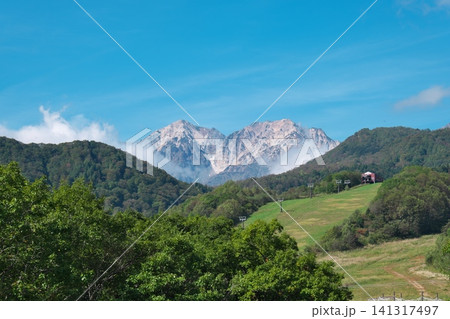 緑の山々の間から顔を覗かせる北アルプス 緑の山々の間から顔を覗かせる北アルプス 141317497