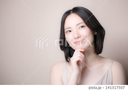 スキンケアや美容について考える日本人女性　美肌をイメージしたナチュラルポートレート 141317507