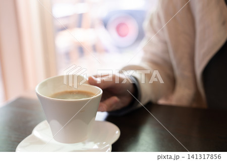 コーヒーを飲む コーヒーを飲む 141317856