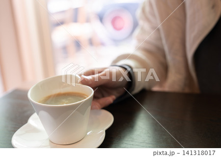 コーヒーを飲む コーヒーを飲む 141318017