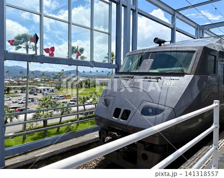 宮崎空港駅に停車するJR九州787系特急列車 141318557
