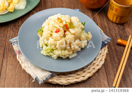 chinese Stir-Fried Cauliflower with Garlic, Simple Vegetarian Chao Hua Cai 141319368