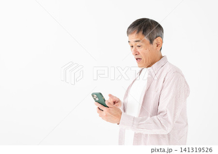 スマートフォンを持つ男性 驚く スマートフォンを持つ男性 驚く 141319526