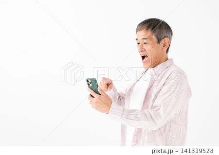 スマートフォンを持つ男性 驚く スマートフォンを持つ男性 驚く 141319528
