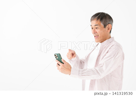 スマートフォンを持つ男性 驚く スマートフォンを持つ男性 驚く 141319530