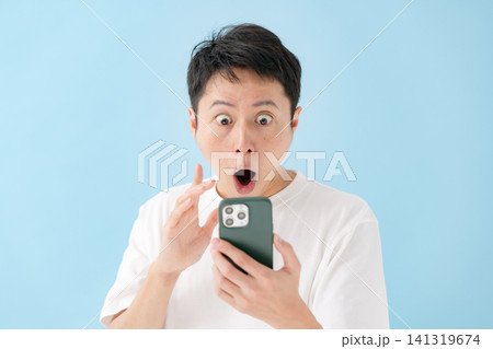 男性 ショック 驚く 嘆く スマホ 男性 ショック 驚く 嘆く スマホ 141319674