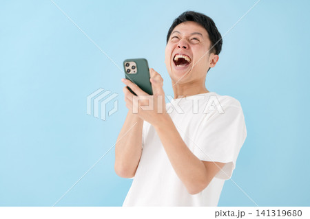 笑顔でスマホを見る男性 笑顔でスマホを見る男性 141319680