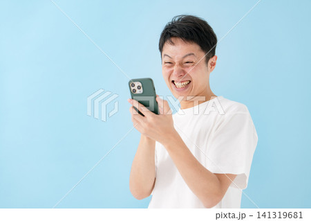 笑顔でスマホを見る男性 141319681