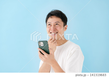 笑顔でスマホを見る男性 笑顔でスマホを見る男性 141319683