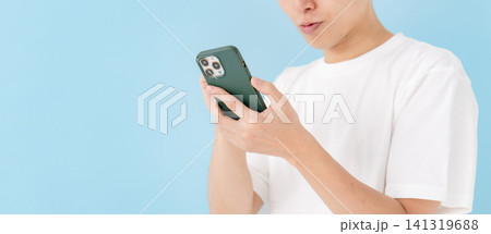 真剣にスマホを見る男性　手元 141319688