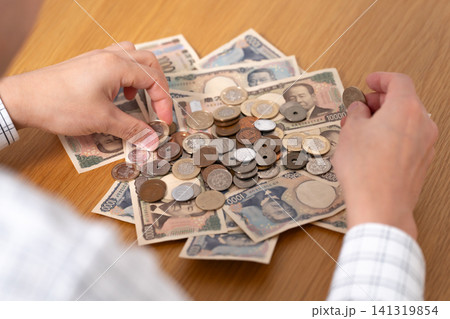お金を数える手元 141319854