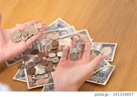 お金を数える手元 お金を数える手元 141319857