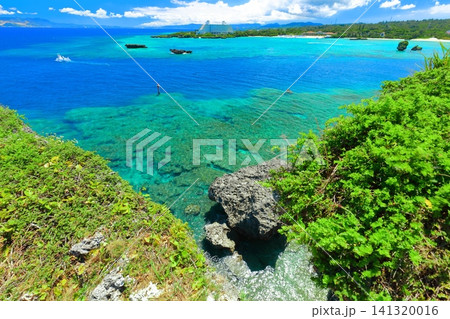 【沖縄県】快晴の万座毛から見た恩納村海浜公園 【沖縄県】快晴の万座毛から見た恩納村海浜公園 141320016
