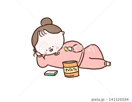 寝巻き姿でポテトチップスを食べながらスマホを見る女性(ズボラ女子) 寝巻き姿でポテトチップスを食べながらスマホを見る女性(ズボラ女子) 141320584
