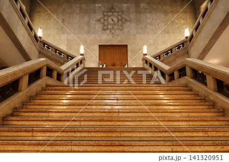 東京国立博物館 本館正面玄関の大階段 東京国立博物館 本館正面玄関の大階段 141320951