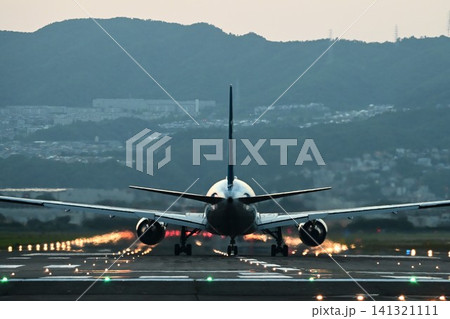 大阪空港 千里川土手 迫力の夜間着陸 風景 大阪空港 千里川土手 迫力の夜間着陸 風景 141321111