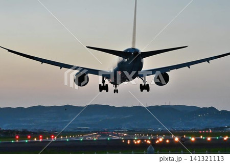 大阪空港 千里川土手 迫力の夜間着陸 風景 大阪空港 千里川土手 迫力の夜間着陸 風景 141321113