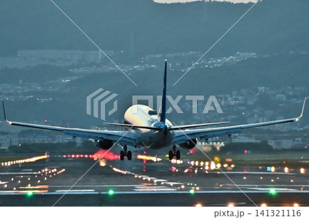 大阪空港 千里川堤防 迫力の夜間着陸 風景 大阪空港 千里川堤防 迫力の夜間着陸 風景 141321116