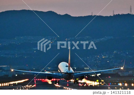 大阪空港 千里川土手 迫力の夜間着陸 風景 大阪空港 千里川土手 迫力の夜間着陸 風景 141321118