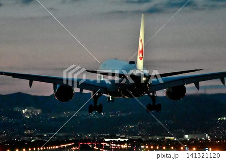 大阪空港 千里川土手 迫力の夜間着陸 風景 大阪空港 千里川土手 迫力の夜間着陸 風景 141321120