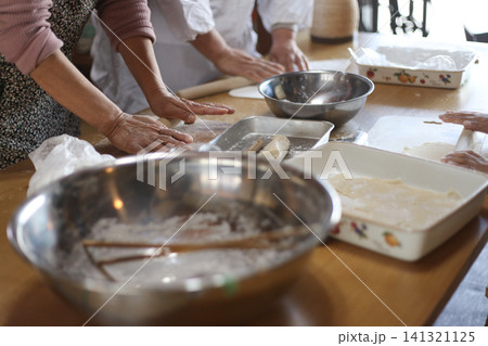 餃子の皮を手作りする女性 餃子の皮を手作りする女性 141321125
