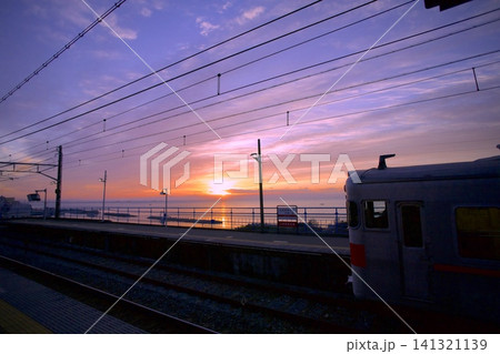 山陽電鉄「滝の茶屋」駅から見る朝陽と須磨海岸と大阪湾 山陽電鉄「滝の茶屋」駅から見る朝陽と須磨海岸と大阪湾 141321139