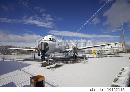 コウノトリ但馬空港の雪景色/屋外展示されているYS-11とエアロコマンダー680FL コウノトリ但馬空港の雪景色/屋外展示されているYS-11とエアロコマンダー680FL 141321184