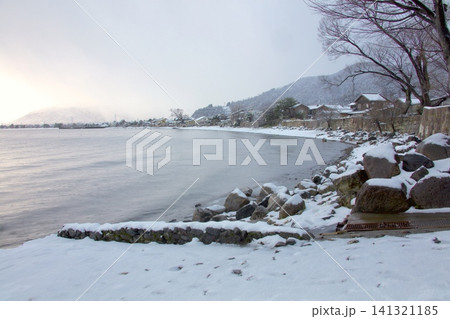 奥琵琶湖・海津大崎「日本遺産」の石積みと雪景色 奥琵琶湖・海津大崎「日本遺産」の石積みと雪景色 141321185