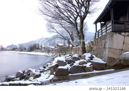 奥琵琶湖・海津大崎「日本遺産」の石積みと雪景色 奥琵琶湖・海津大崎「日本遺産」の石積みと雪景色 141321186